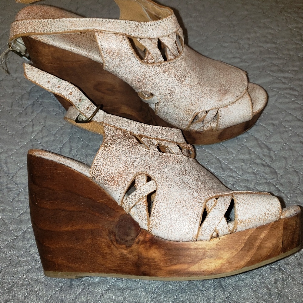 Very Voltage cream distressed shoes